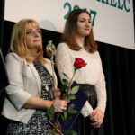 Rozdanie nagród "Nadzieje Kielc". Na zdjęciu : mama Mikołaja Packa oraz Katarzyna Prędka / Marzena Mąkosa / Radio Kielce