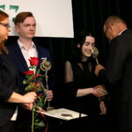 Rozdanie nagród "Nadzieje Kielc". Nagrodę z rąk Andrzeja Syguta, zastępcy prezydenta Kielc odbiera Olga Sapiechowska / Marzena Mąkosa / Radio Kielce