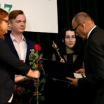 Rozdanie nagród "Nadzieje Kielc". Nagrodę z rąk Andrzeja Syguta, zastępcy prezydenta Kielc odbiera Olga Sapiechowska / Marzena Mąkosa / Radio Kielce