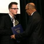 Rozdanie nagród "Nadzieje Kielc". Nagrodę z rąk Andrzeja Syguta, zastępcy prezydenta Kielc odbiera Patryk Warchoł / Marzena Mąkosa / Radio Kielce