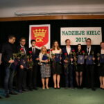 Rozdanie nagród "Nadzieje Kielc". Wszyscy nagrodzeni : Natan Barwiński, Piotr Domagała,Błażej Kociełkiewicz,Radosław Opoka, odbierająca nagrodę mama Mikołaja Packa, Katarzyna Prędka, Mikołaj Sabat, Olga Sapiechowska, Patryk Warchoł, Aleksandra Wilk oraz Andrzej Sygut, zastępca prezydenta Kielc / Marzena Mąkosa / Radio Kielce