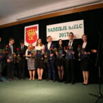 Rozdanie nagród "Nadzieje Kielc". Natan Barwiński, Piotr Domagała,Błażej Kociełkiewicz,Radosław Opoka, odbierająca nagrodę mama Mikołaja Packa, Katarzyna Prędka, Mikołaj Sabat, Olga Sapiechowska, Patryk Warchoł, Aleksandra Wilk oraz Andrzej Sygut, zastępca prezydenta Kielc / Marzena Mąkosa / Radio Kielce