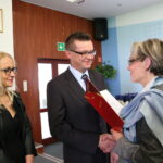 Sesja sejmiku województwa Świętokrzyskiego. Wręczanie dyplomów specjalizacji I stopnia pracownikom socjalnym / Marzena Mąkosa / Radio Kielce