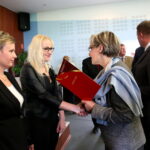 Sesja sejmiku województwa Świętokrzyskiego. Wręczanie dyplomów specjalizacji I stopnia pracownikom socjalnym / Marzena Mąkosa / Radio Kielce