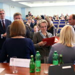 Sesja sejmiku województwa Świętokrzyskiego. Wręczanie dyplomów specjalizacji I stopnia pracownikom socjalnym / Marzena Mąkosa / Radio Kielce