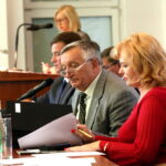 Sesja sejmiku województwa Świętokrzyskiego. Na zdjęciu : Tadeusz Kowalczyk - Wiceprzewodniczący Sejmiku Województwa Świętokrzyskiego, Małgorzata Stanioch - Radna PSL  / Marzena Mąkosa / Radio Kielce