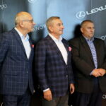 Wręczenie nowych aut dla Szczypiornistów. Marian Urban - Wiceprezes klubu PGE VIVE Kielce, Marek Romanowski - dealer marek TOYOTA i LEXUS oraz Tadeusz Dziedzic - Wiceprezes klubu PGE VIVE Kielce / Marzena Mąkosa / Radio Kielce