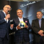 Wręczenie nowych aut dla Szczypiornistów. Marian Urban - Wiceprezes klubu PGE VIVE Kielce, Marek Romanowski - dealer marek TOYOTA i LEXUS oraz Tadeusz Dziedzic - Wiceprezes klubu PGE VIVE Kielce / Marzena Mąkosa / Radio Kielce