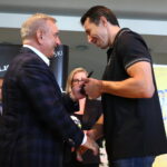 Wręczenie nowych aut dla Szczypiornistów. Kluczyki odbiera Sławomir Szmal / Marzena Mąkosa / Radio Kielce