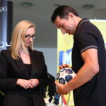 Wręczenie nowych aut dla Szczypiornistów. Sławomir Szmal składa swój podpis na piłce / Marzena Mąkosa / Radio Kielce