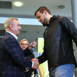 Wręczenie nowych aut dla Szczypiornistów. Kluczyki do nowego samochodu odbiera Michał Jurecki / Marzena Mąkosa / Radio Kielce