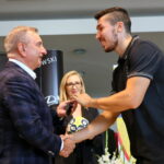 Wręczenie nowych aut dla Szczypiornistów. Kluczyki odbiera Alex Dujshebaev / Marzena Mąkosa / Radio Kielce