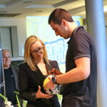 Wręczenie nowych aut dla Szczypiornistów. Filip Ivić podpisuje się na piłce / Marzena Mąkosa / Radio Kielce