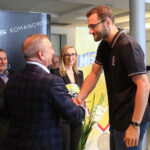 Wręczenie nowych aut dla Szczypiornistów. Mariusz Jurkiewicz odbiera kluczyki do auta / Marzena Mąkosa / Radio Kielce