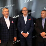 Wręczenie nowych aut dla Szczypiornistów. Marek Romanowski - dealer marek TOYOTA i LEXUS, Marian Urban - Wiceprezes klubu PGE VIVE Kielce oraz Tadeusz Dziedzic - Wiceprezes klubu PGE VIVE Kielce / Marzena Mąkosa / Radio Kielce
