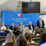 Obchody 100-lecia Sądu Okręgowego w Kielcach. Na zdjęciu : Czesław Salagierski - notariusz, Daniel Stachura - Sędzia Sądu Okręgowego, Stanisław Szufel - adwokat, Ignacy Grum - radca prawny, Wojciech Arczyński - Sędzia Sądu Okręgowego oraz słuchacze / Marzena Mąkosa / Radio Kielce