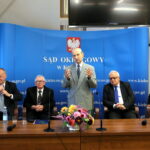 Obchody 100-lecia Sądu Okręgowego w Kielcach. Czesław Salagierski - notariusz, Daniel Stachura - Sędzia Sądu Okręgowego, Stanisław Szufel - adwokat, Ignacy Grum - radca prawny, Wojciech Arczyński - Sędzia Sądu Okręgowego. Przemawia Stanisław Szufel / Marzena Mąkosa / Radio Kielce