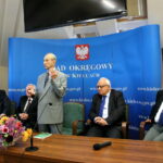 Obchody 100-lecia Sądu Okręgowego w Kielcach. Czesław Salagierski - notariusz, Daniel Stachura - Sędzia Sądu Okręgowego, Stanisław Szufel - adwokat, Ignacy Grum - radca prawny, Wojciech Arczyński - Sędzia Sądu Okręgowego. Przemawia Stanisław Szufel / Marzena Mąkosa / Radio Kielce