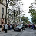 19.09.2017 Kielce. Uroczystości pogrzebowe biskupa Kazimierza Ryczana. Kondukt żałobny wkracza do kościoła Trójcy Świętej / Marzena Mąkosa / Radio Kielce