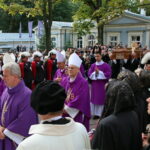 19.09.2017 Kielce. Uroczystości pogrzebowe biskupa Kazimierza Ryczana. Kondukt żałobny wkracza do kościoła Trójcy Świętej / Marzena Mąkosa / Radio Kielce