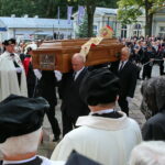 19.09.2017 Kielce. Uroczystości pogrzebowe biskupa Kazimierza Ryczana. Kondukt żałobny wkracza do kościoła Trójcy Świętej / Marzena Mąkosa / Radio Kielce