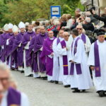 19.09.2017 Kielce. Uroczystości pogrzebowe biskupa Kazimierza Ryczana. Kondukt żałobny od kościoła Trójcy Świętej do Bazyliki Katedralnej / Marzena Mąkosa / Radio Kielce