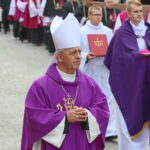 19.09.2017 Kielce. Uroczystości pogrzebowe biskupa Kazimierza Ryczana. Kondukt żałobny od kościoła Trójcy Świętej do Bazyliki Katedralnej. Biskup Jan Piotrowski / Marzena Mąkosa / Radio Kielce