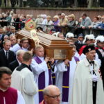 19.09.2017 Kielce. Uroczystości pogrzebowe biskupa Kazimierza Ryczana. Kondukt żałobny od kościoła Trójcy Świętej do Bazyliki Katedralnej / Marzena Mąkosa / Radio Kielce