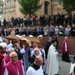 19.09.2017 Kielce. Uroczystości pogrzebowe biskupa Kazimierza Ryczana. Kondukt żałobny od kościoła Trójcy Świętej do Bazyliki Katedralnej / Marzena Mąkosa / Radio Kielce