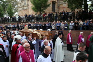 19.09.2017 Kielce. Uroczystości pogrzebowe biskupa Kazimierza Ryczana. Kondukt żałobny od kościoła Trójcy Świętej do Bazyliki Katedralnej / Marzena Mąkosa / Radio Kielce