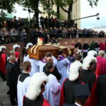 19.09.2017 Kielce. Uroczystości pogrzebowe biskupa Kazimierza Ryczana. Kondukt żałobny od kościoła Trójcy Świętej do Bazyliki Katedralnej / Marzena Mąkosa / Radio Kielce