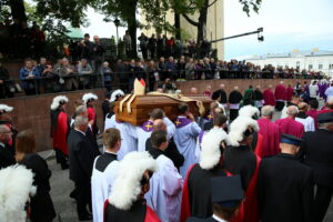 19.09.2017 Kielce. Uroczystości pogrzebowe biskupa Kazimierza Ryczana. Kondukt żałobny od kościoła Trójcy Świętej do Bazyliki Katedralnej / Marzena Mąkosa / Radio Kielce