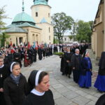 19.09.2017 Kielce. Uroczystości pogrzebowe biskupa Kazimierza Ryczana. Kondukt żałobny od kościoła Trójcy Świętej do Bazyliki Katedralnej / Marzena Mąkosa / Radio Kielce