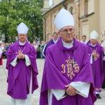 19.09.2017 Kielce. Uroczystości pogrzebowe biskupa Kazimierza Ryczana. Kondukt żałobny od kościoła Trójcy Świętej do Bazyliki Katedralnej. Biskup Kazimierz Gurda / Marzena Mąkosa / Radio Kielce