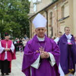 19.09.2017 Kielce. Uroczystości pogrzebowe biskupa Kazimierza Ryczana. Kondukt żałobny od kościoła Trójcy Świętej do Bazyliki Katedralnej. Biskup Jan Piotrowski / Marzena Mąkosa / Radio Kielce