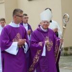 19.09.2017 Kielce. Uroczystości pogrzebowe biskupa Kazimierza Ryczana. Kondukt żałobny od kościoła Trójcy Świętej do Bazyliki Katedralnej. Metropolita krakowski abp Marek Jędraszewski / Marzena Mąkosa / Radio Kielce