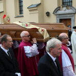 19.09.2017 Kielce. Uroczystości pogrzebowe biskupa Kazimierza Ryczana. Kondukt żałobny od kościoła Trójcy Świętej do Bazyliki Katedralnej / Marzena Mąkosa / Radio Kielce