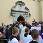 19.09.2017 Kielce. Uroczystości pogrzebowe biskupa Kazimierza Ryczana. Kondukt żałobny od kościoła Trójcy Świętej do Bazyliki Katedralnej / Marzena Mąkosa / Radio Kielce