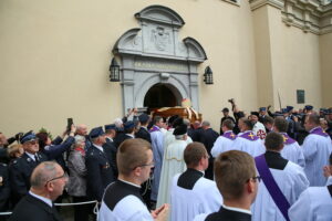 19.09.2017 Kielce. Uroczystości pogrzebowe biskupa Kazimierza Ryczana. Kondukt żałobny od kościoła Trójcy Świętej do Bazyliki Katedralnej / Marzena Mąkosa / Radio Kielce