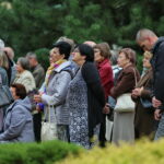 19.09.2017 Kielce. Uroczystości pogrzebowe biskupa Kazimierza Ryczana. Wierni na Placu Jana Pawła II / Marzena Mąkosa / Radio Kielce