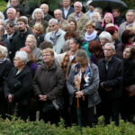 19.09.2017 Kielce. Uroczystości pogrzebowe biskupa Kazimierza Ryczana. Wierni na Placu Jana Pawła II / Marzena Mąkosa / Radio Kielce