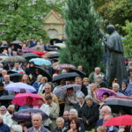 19.09.2017 Kielce. Uroczystości pogrzebowe biskupa Kazimierza Ryczana. Wierni na Placu Jana Pawła II / Marzena Mąkosa / Radio Kielce