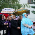 19.09.2017 Kielce. Uroczystości pogrzebowe biskupa Kazimierza Ryczana. Wierni na Placu Jana Pawła II / Marzena Mąkosa / Radio Kielce