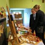 XV Edycja Ogólnopolskiego Konkursu Plastycznego "Sztuka Osób Niepełnosprawnych". Wystawa organizowana przez Państwowy Fundusz Rehabilitacji Osób Niepełnosprawnych "Moja Ojczyzna" / Marzena Mąkosa / Radio Kielce