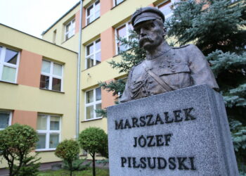 Popiersie Józefa Piłsudskiego przed SP 24 w Kielcach / Marzena Mąkosa / Radio Kielce