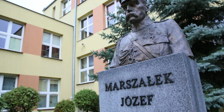 Popiersie Józefa Piłsudskiego przed SP 24 w Kielcach / Marzena Mąkosa / Radio Kielce