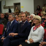 70 lat Biblioteki Centrum Kultury w Piekoszowie. Na zdjęciu : Stanisław Kotwica - przewodniczący rady gminy Piekoszów ,Zbigniew Piątek - wójt gminy Piekoszów, Grażyna Tatar - sekretarz gminy Piekoszów / Marzena Mąkosa / Radio Kielce