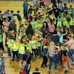 Pierwszaki poznawały zasady bezpieczeństwa na Hali Legionów w Kielcach / Marzena Mąkosa / Radio Kielce