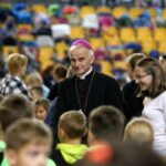 Pierwszaki poznawały zasady bezpieczeństwa na Hali Legionów w Kielcach. Na zdjęciu biskup Marian Florczyk / Marzena Mąkosa / Radio Kielce