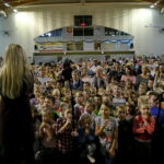 Pierwszaki poznawały zasady bezpieczeństwa na Hali Legionów w Kielcach / Marzena Mąkosa / Radio Kielce